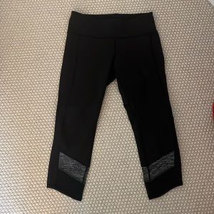 Black capri lululemon leggings.